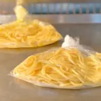 小分けした茹で上げパスタは平らにして冷凍（麦ライスさん提供）