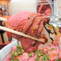 ローストビーフの旨味をしっかりとご飯が受け止める