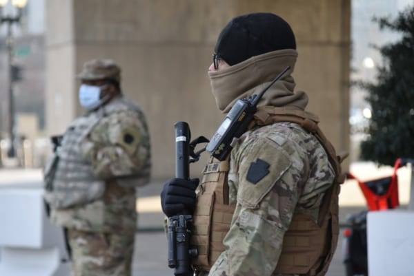 連邦議会の建物で警備にあたるペンシルベニア州兵（Image：U.S.Air National Guard）