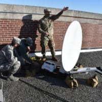 通信用パラボラアンテナを設置する兵士（Image：U.S. Air National Guard）