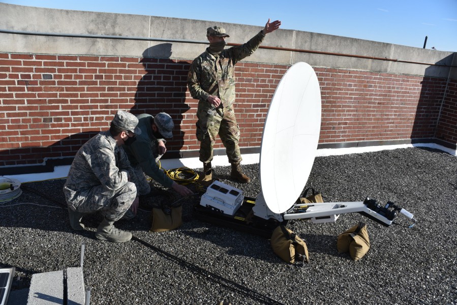 通信用パラボラアンテナを設置する兵士（Image：U.S. Air National Guard）