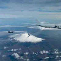 エトナ山上空のボイジャーとミラージュ2000（Image：フランス航空宇宙軍）
