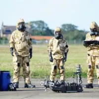 化学物質検知ロボット「マーリン」とイギリス空軍連隊の兵士（Image：Dstl）