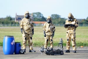 化学物質検知ロボット「マーリン」とイギリス空軍連隊の兵士（Image：Dstl）