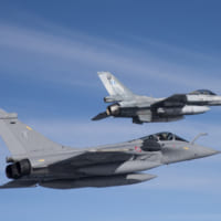 共同訓練でのギリシャ空軍F-16とフランス空軍ラファール（Image：ギリシャ空軍）