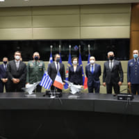 調印式に出席したフランスとギリシャの関係者（Image：ギリシャ空軍）