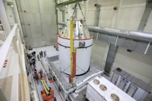 移送用パレットに移されるオリオン宇宙船（Image：NASA）
