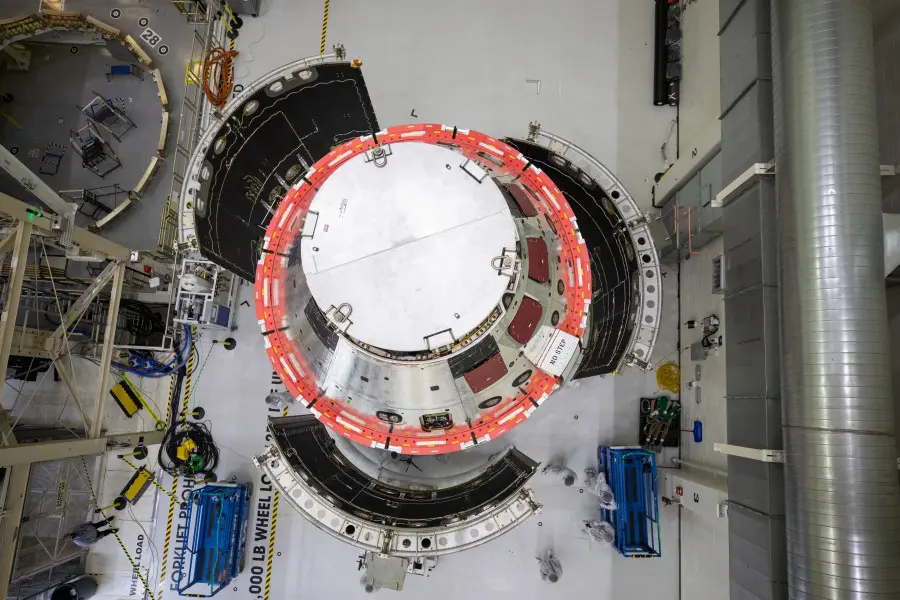 フェアリングの装着（Image：NASA）