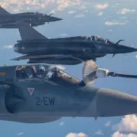 イギリス空軍のボイジャーから空中給油を受けるフランス航空宇宙軍1/2飛行隊「シゴーニュ」のミラージュ2000-5（Image：Crown Copyright 2021）