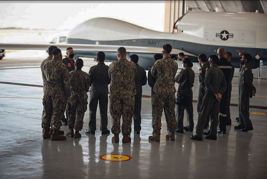 MQ-4Cのレクチャーを受けるインド海軍とオーストラリア空軍のメンバー（Image：U.S.Navy）