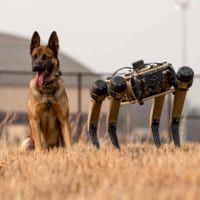 アメリカ空軍の歩哨犬（K-9）とロボット犬Vision 60（Image：USAF）