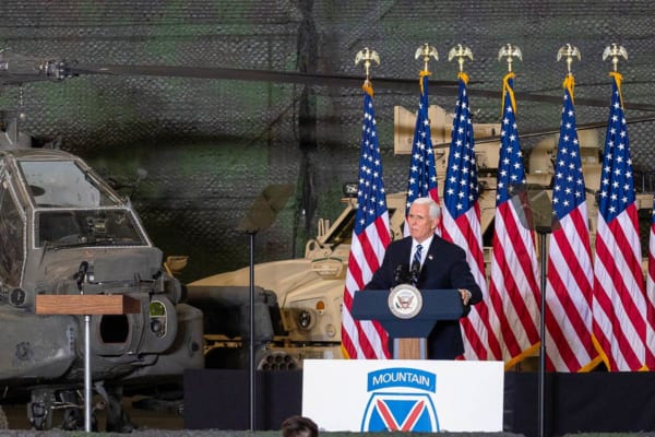 フォート・ドラムで第10山岳師団の将兵と家族を前にスピーチするペンス副大統領（Image：The White House）