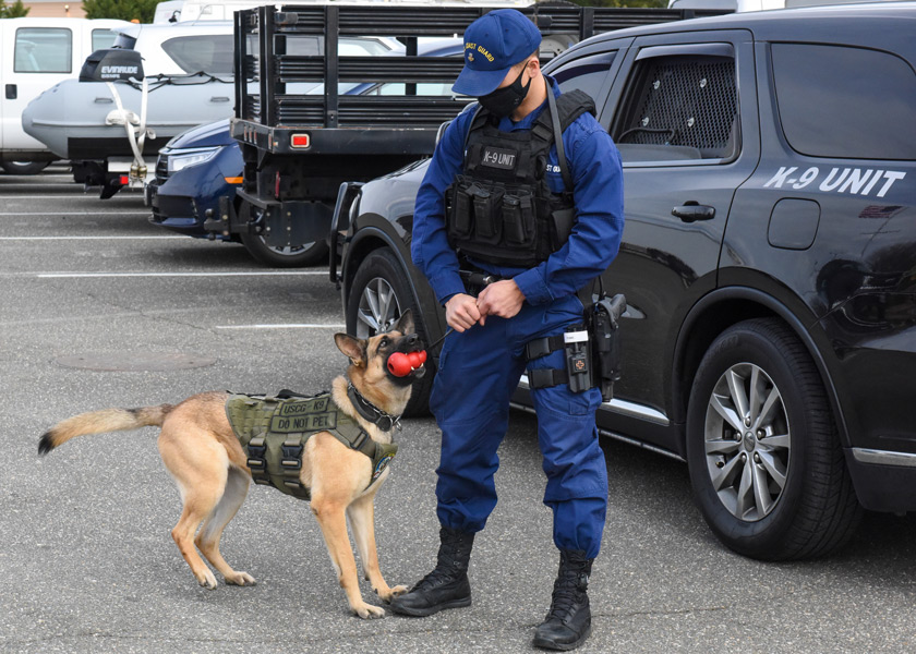 アメリカ沿岸警備隊の警備犬（Image：USCG）