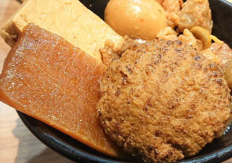 ハンバーグと大根、豆腐が丼からはみ出るくらいに盛られた逸品