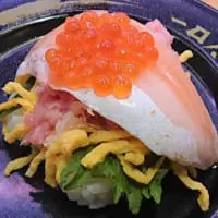 「海鮮爆盛りマウンテン」（税別320円）