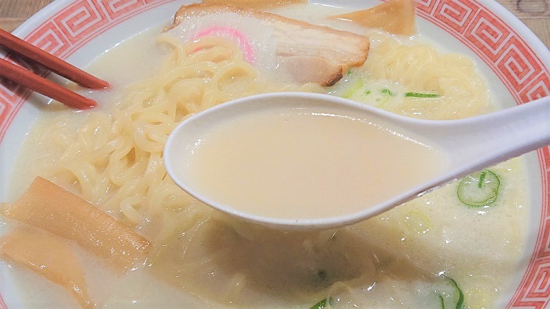 真っ白なスープが特徴