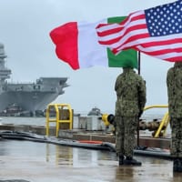 ノーフォークの岸壁でイタリアとアメリカの国旗を掲げカヴールを迎えるアメリカ兵（Image：イタリア海軍）