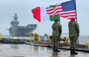ノーフォークの岸壁でイタリアとアメリカの国旗を掲げカヴールを迎えるアメリカ兵（Image：イタリア海軍）