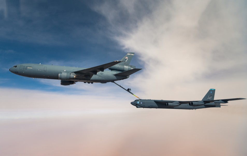 KC-10から空中給油を受ける第96爆撃飛行隊のB-52H（Image：USAF）