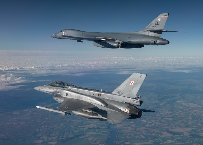 ポーランド空軍のF-16と飛ぶB-1B（Image：USAF）