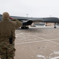 退役するB-1Bを敬礼で送る整備兵（Image：USAF）