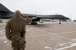 退役するB-1Bを敬礼で送る整備兵（Image：USAF）