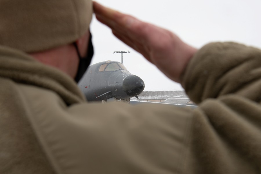 エルスワース空軍基地から退役するB-1Bを敬礼で送る整備兵（Image：USAF）