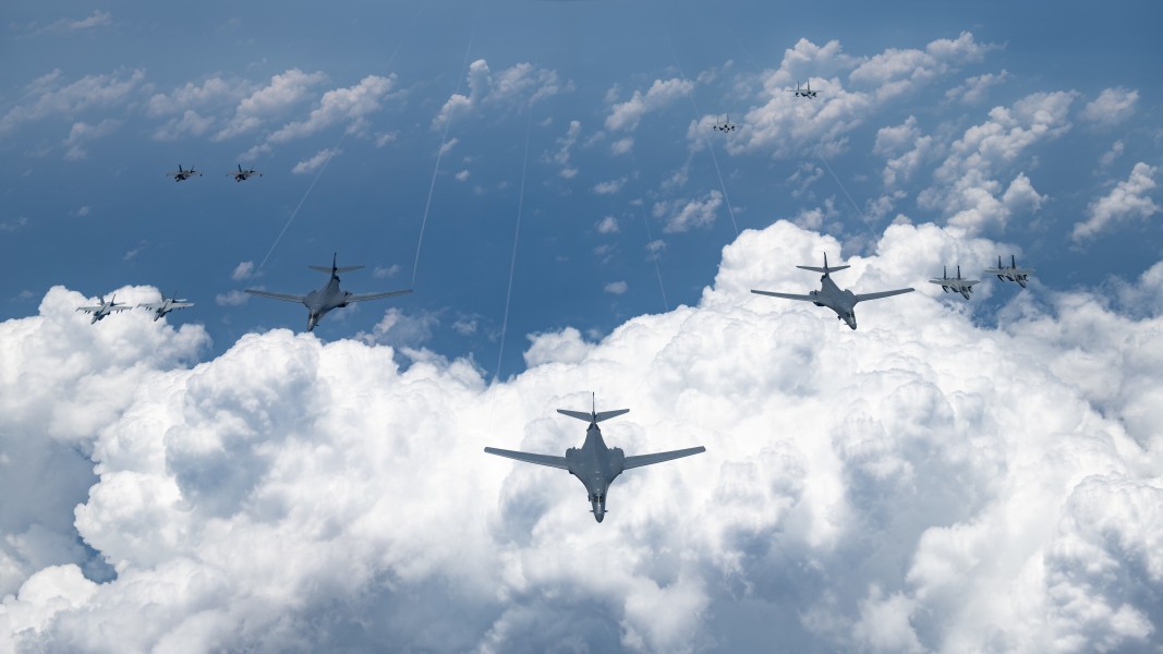B-1Bと編隊飛行する戦闘機（Image：USAF）