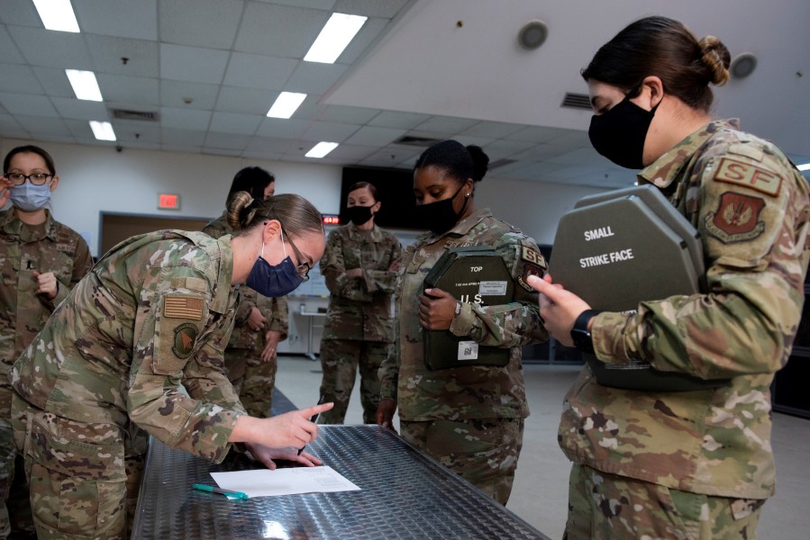 トルコのインジルリキ空軍基地で女性用ボディアーマーを受領する第39警備中隊の女性兵（Image：USAF）