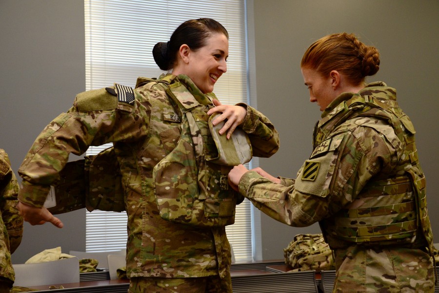 アメリカ陸軍の女性用ボディアーマー（Image：U.S.Army）