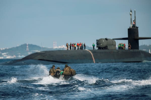 沖縄沖で原潜オハイオへの以上訓練をする海兵隊員（Image：USMC）