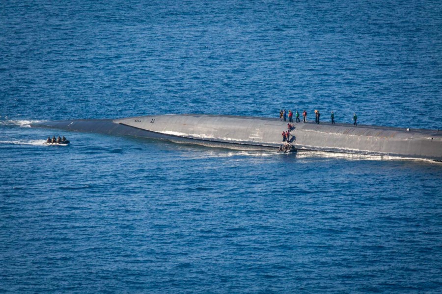 原潜オハイオに接舷した偵察用ゴムボート（Image：USMC）