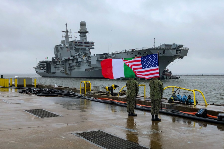 イタリア・アメリカの国旗を掲げてカヴールを出迎えるアメリカ兵（Image：U.S.Navy）