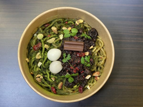 株式会社ロッテと人気ラーメン店「麺屋武蔵」がコラボした新チョコラーメン「“茶”ガーナ」
