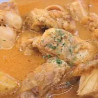 大きな鶏肉とジャガイモがゴロゴロ