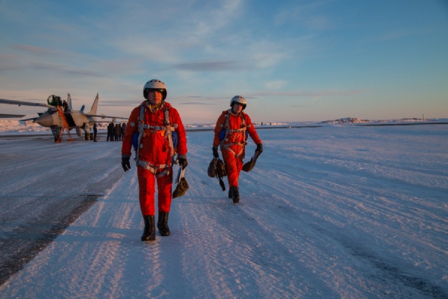 防寒飛行服に身を包んだパイロット（Image：ロシア国防省）