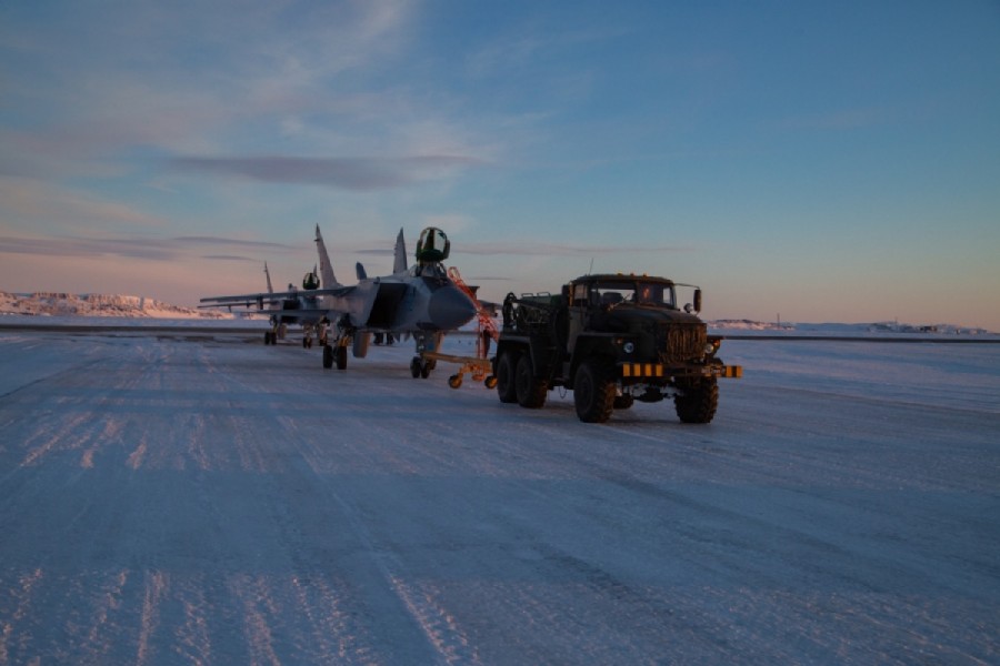 凍結したロガチョヴォ飛行場でトーイングされるMiG-31BM（Image：ロシア国防省）