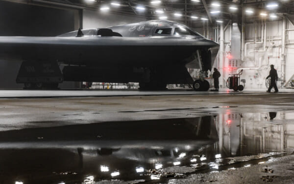 ポルトガルのラジェス航空基地で飛行前点検をするアメリカ空軍兵（Image：USAF）