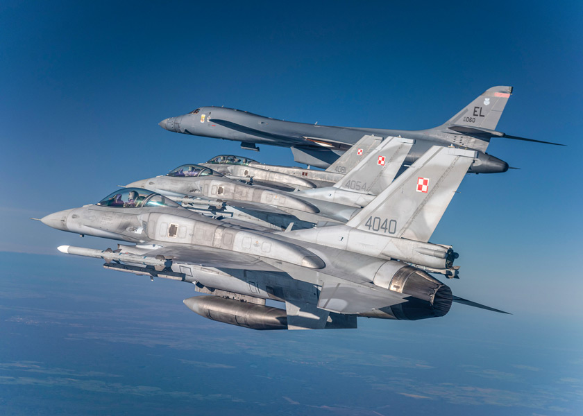 ポーランド空軍F-16と飛行するB-1’（Image：USAF）