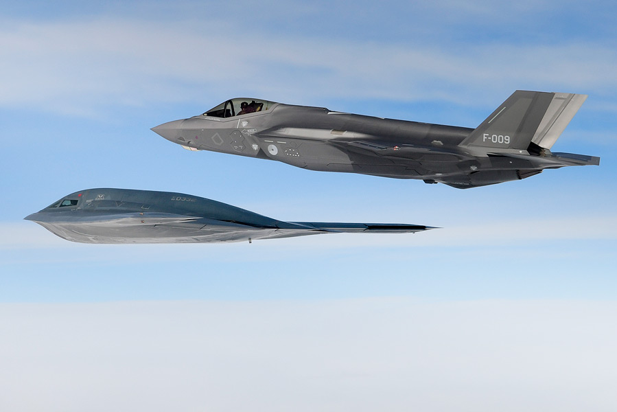 オランダ空軍F-35Aと飛ぶB-2（Image：USAF）