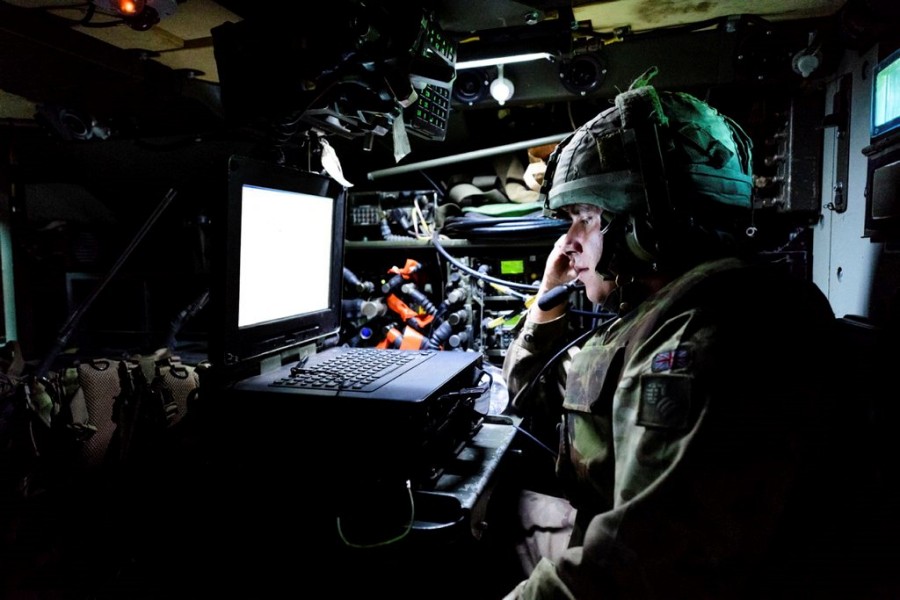 パソコンで情報を確認するイギリス陸軍兵（Image：Crown Copyright）