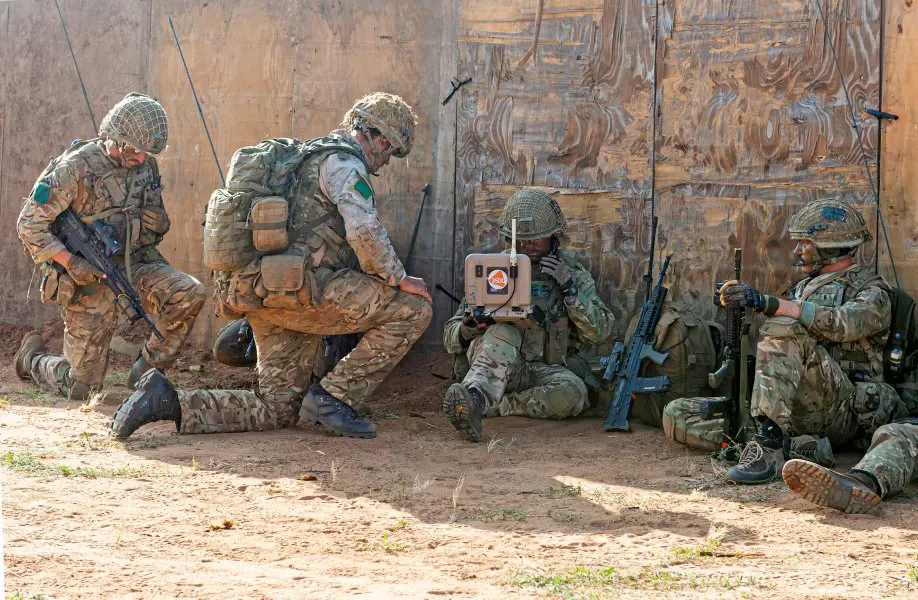 衛星通信を行うイギリス陸軍空挺兵（Image：Crown Copyright）