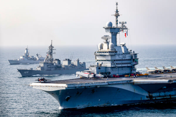 フランス空母シャルル・ド・ゴールと共同訓練する護衛艦ありあけ（Image：フランス海軍）