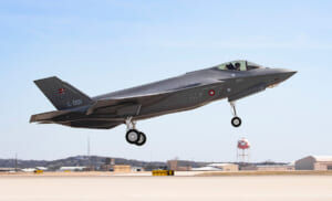 初飛行で離陸するデンマーク向けF-35Aの1号機（Image：Lockheed Martin）