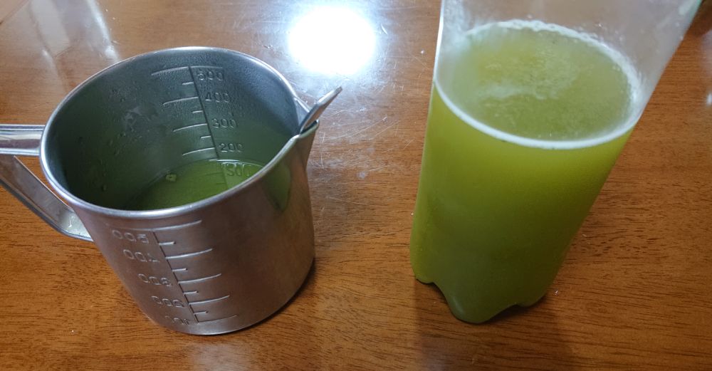 スティックをふりかけた結果、容器は緑に変色。