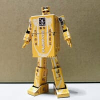 そして3枚目には手足と頭部が出現して、ロボットのようなフォルムに。ん？この黄金戦士はまさか！