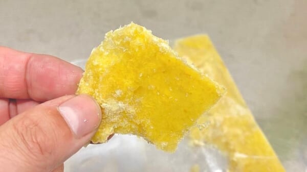 冷凍保存したおろしショウガを割ったところ（麦ライスさん提供）