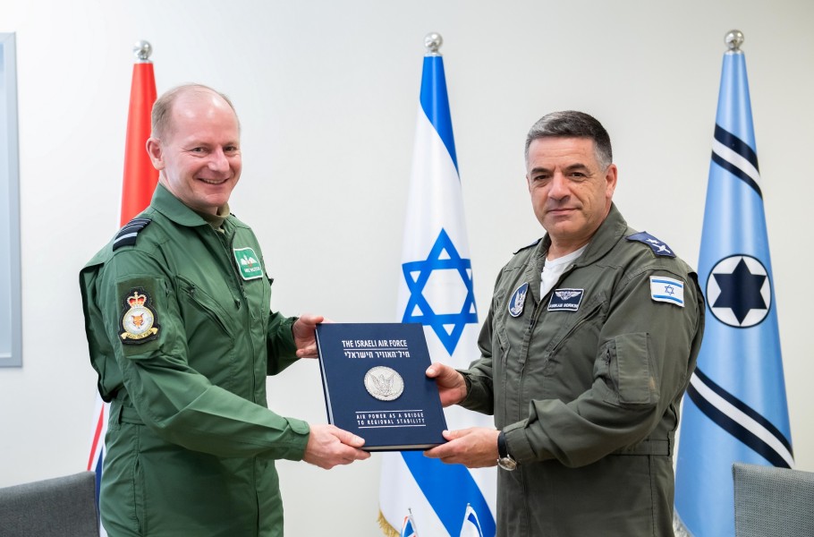 イギリス空軍のウィグストン参謀総長（左）とイスラエル航空宇宙軍のノルキン参謀総長（Image：イスラエル航空宇宙軍）