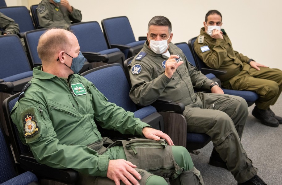 イギリス空軍のウィグストン参謀総長（左）と言葉を交わすイスラエルのノルキン参謀総長（中）（Image：イスラエル航空宇宙軍）