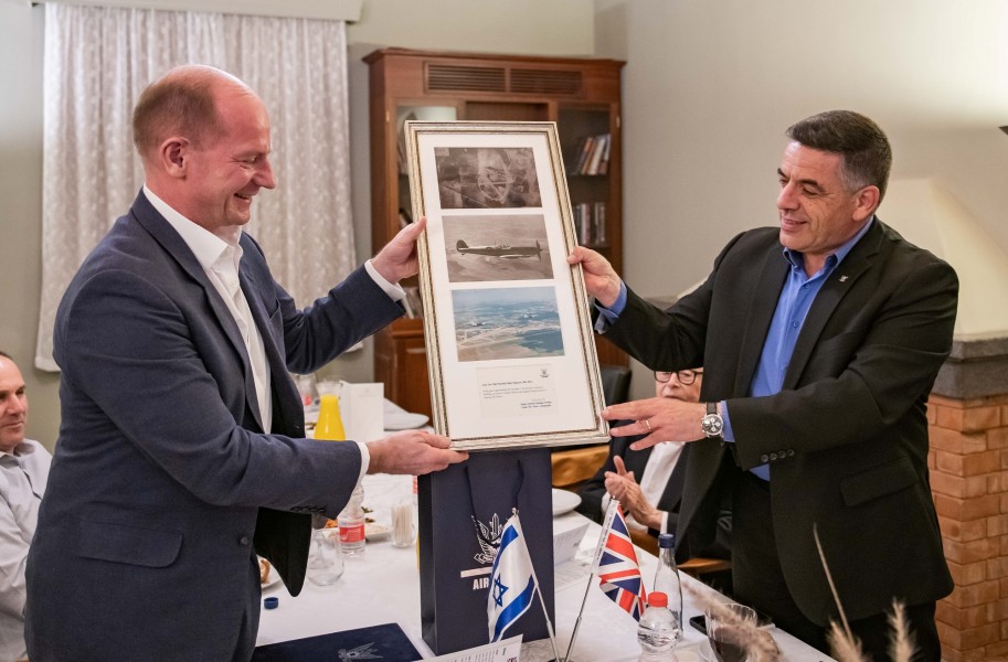 イギリス空軍のウィグストン参謀総長（左）から記念品を贈られるイスラエル航空宇宙軍のノルキン参謀総長（Image：イスラエル航空宇宙軍）